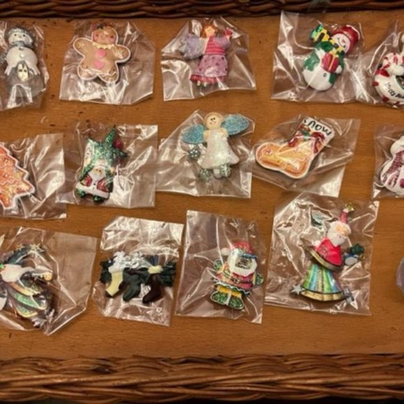 Various Christmas pins - Picture 1 of 4